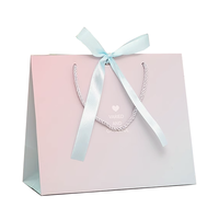 Sacs en papier rose brillant de luxe avec logo personnalisé pour vêtements, cosmétiques, rouge à lèvres, lunettes, emballage de shopping avec accessoires en ruban