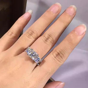 Anello con Diamante Taglio Principessa T0748, Pietra Naturale, Stile Classico, Gioiello di Fidanzamento per Donne - Product Image 3