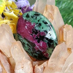 Cristal de Rubí en Zoisita Natural al por Mayor, Pulido a Mano, Forma Ovalada, para Decoración del Hogar y Regalos Navideños - Product Image 1