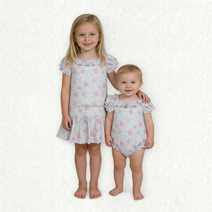 En stock Barboteuse marine pour bébés filles avec broderie drapeau et nœud, pour le 4 juillet, Vêtements de mode en gros pour boutiques, Vêtements pour nourrissons et tout-petits - Product Image 5