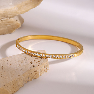 Brazalete de Oro con Pedrería Yueli, Joyería para Mujer, Regalo, Accesorio de Moda - Product Image 3