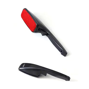 Brosse à <span class=keywords><strong>pull</strong></span> en plastique rotative pratique pour le nettoyage des cheveux et des vêtements - Product Image 1