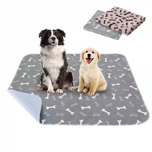 Alfombrilla Impermeable y Transpirable para Perros, Resistente a Orina, Lavable y Duradera, con Diseño de Huellas y Huesos, para Mascotas - Product Image 3