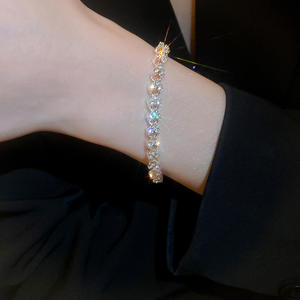 Bracciale Personalizzato di Lusso a Forma di Cuore con Diamanti, Elegante Gioiello da Indossare Quotidianamente per Donne - Product Image 5