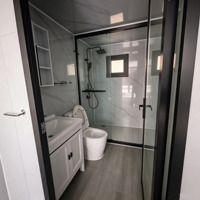 Bâtiment de bureau modulaire préfabriqué en conteneurs détachables avec murs en verre pour villas de villégiature et hébergements touristiques