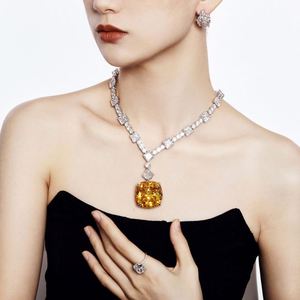 สร้อยคอจี้เพชรทรงสี่เหลี่ยมใหญ่ ดีไซน์โดดเด่นสะดุดตา รุ่น Dylam Dazzling สำหรับผู้หญิง ทำจากเงินแท้ 925 ประดับเพชรเต็มเม็ด คุณภาพ 5A - Product Image 4