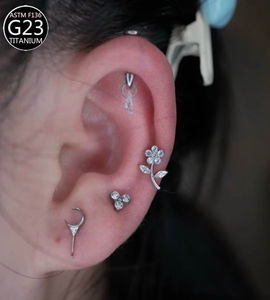 Pendientes de Oro 14K Freya ASTM-F136 con Flores y Múltiples Circonitas, Piercing de Oreja Tipo Labret con Parte Trasera Plana, Venta al por Mayor - Product Image 3