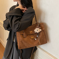 Sac à main fourre-tout tendance pour femme en suède avec rabat, double fermoir métallique, poignée supérieure et bandoulière réglable amovible