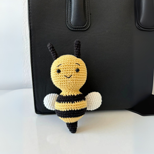Porte-clés en peluche abeille amigurumi fait main, peluche en coton, crochet, breloque pour sac, jouet animal mignon, cadeau, vente en gros pour la crèche - Product Image 1