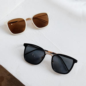 แว่นกันแดดทรงสี่เหลี่ยมสำหรับผู้หญิง Qianai เลนส์ PC ป้องกันรังสียูวี 400 กรอบสีแชมเปญ แฟชั่นกันแดด รุ่นที่ 3 - Product Image 4