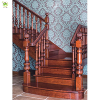 Balustres d'escalier en bois de chêne sculpté de luxe, design décoratif, main courante d'escalier en bois