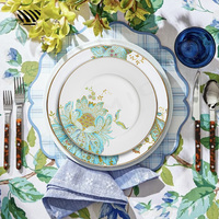 Ensemble de somptueuses assiettes en porcelaine à motifs floraux turquoises aux bords dorés