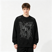 Sweat-shirt col rond noir délavé et vieilli, imprimé graphique Kornit DTG Shatter, avec détails de patchs en strass, style streetwear