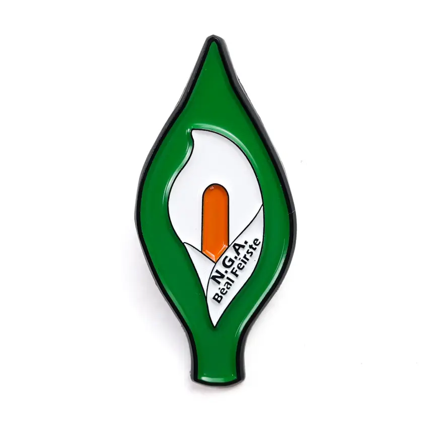 イースターリリーバッジピン、アイルランドの3色と星空の旗共和国のアイルランドのラペルピン付き