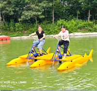 Vélo aquatique flottant en plastique pour deux passagers, idéal pour les jeux en plein air, à vendre