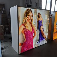 Comptoir de réception verrouillable pour salon professionnel avec armoire sécurisée et affichage imprimé par sublimation