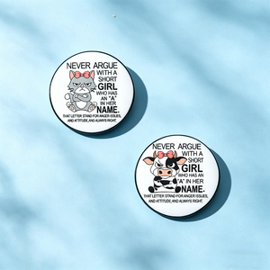 Pin de metal a granel con diseño de gato y vaca, divertido broche de metal con eslogan, pin de solapa con la frase 'Never Argue with a Short Girl' - Product Image 1