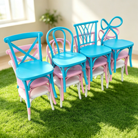 Table rectangulaire bleue, rose et blanche avec chaises à dossier arqué, idéale pour la location événementielle, les fêtes d'anniversaire, l'intérieur et l'extérieur