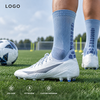 Chaussettes de football Graphic Grip en polyester recyclé et élasthanne, profil fin, maintien sûr sur le terrain, logo artistique, gradation des tailles