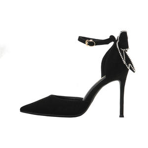 Sandalias de mujer 2025 de gamuza negra con tacón de aguja, punta cerrada, diseño hueco y correa al tobillo con lazo de diamantes de imitación - Product Image 1