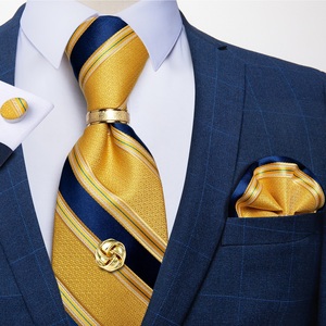 Conjunto de <span class=keywords><strong>Corbata</strong></span>, Pañuelo y Mancuernillas para <span class=keywords><strong>Hombre</strong></span>, Diseño de Rayas Doradas sobre Azul Marino, Tejido Jacquard de Seda, para Bodas - Product Image 3