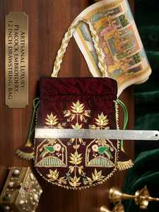 Sac à main Potli élégant en velours de soie couleur bordeaux, avec travail Gota Patti, forme selle, fermeture à cordon, léger, thème cage à perroquet - Product Image 3