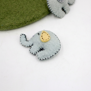 Elefante Pequeño de Fieltro Cosido en Gris Claro, Juguete Educativo para Niños, Guirnalda de Fieltro para Juego de Imitación - Product Image 1