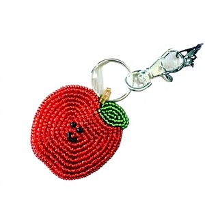 Llavero hecho a mano con forma de corazón, moderno, con elegantes pedrerías y borlas, ideal para decorar bolsos y el hogar. - Product Image 2