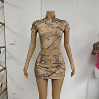 Ensemble deux pièces pour femme en coton et élasthanne, respirant et doux, avec t-shirt à manches courtes et mini-jupe-short, idéal pour les loisirs quotidiens, personnalisable avec logo