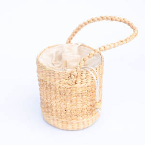 Bolso cilíndrico de paja tejida con cierre de cordón – Estilo vintage y bohemio de jacinto de agua de Vietnam - Product Image 4