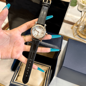 Montre à quartz pour femme avec boîtier bicolore or et argent, bracelet en cuir noir et cadran à chiffres romains Chopards - Product Image 2