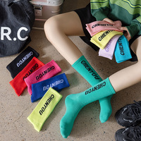 Chaussettes mi-mollet unisexes vert fluorescent à la mode lettre Ins Style haut polyvalent pour une utilisation au collège