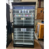 Présentoir moderne en verre pour cartes à collectionner avec base en bois et étagères réglables pour l'affichage en magasin de cartes de baseball