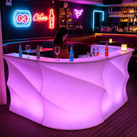 Meubles de bar d'extérieur en plastique LED de design moderne et luxueux, comptoirs mobiles, tabourets, chaises, tables à cocktails - Écologiques et durables