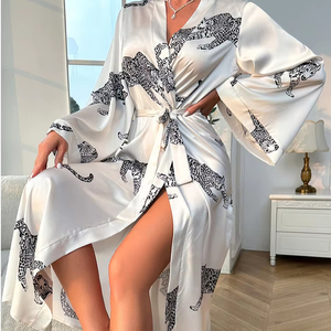 Nueva llegada: Bata de lujo de manga larga con estampado de leopardo, camisón sexy de satén para mujer - Product Image 2