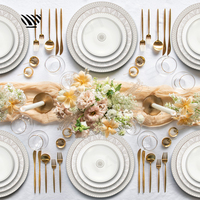 Élégant ensemble de plaques en céramique texturée argent-blanc motifs géométriques pour un décor de table de mariage sophistiqué minimaliste classique