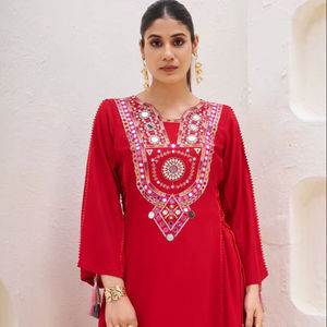 Vente en gros Dubaï Farasha Magnifique robe rouge en georgette de style traditionnel marocain avec perles et travail manuel 2026 - Product Image 3