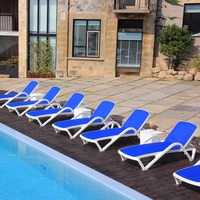 Chaise longue pliante en plastique tendance pour villa, hôtel, piscine, plage, patio extérieur et cour de jardin