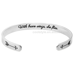 Brazalete de acero inoxidable para mujer, joyería inspiradora con mensaje personalizado, grabado con alas <span class=keywords><strong>Brave</strong></span> - Product Image 2