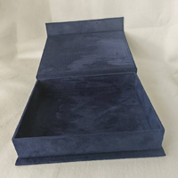 Boîte cadeau à couvercle rabattable en velours bleu foncé avec plateau intérieur en velours pelucheux, boîte d'emballage pour bijoux, étui de présentation de luxe
