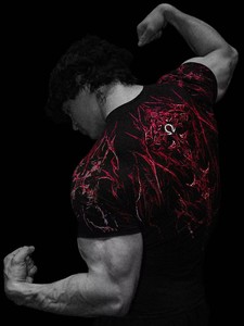 T-Shirt da Uomo a Compressione ad Alta Elasticità ad Asciugatura Rapida con Stampa Audace, Realizzata in Tessuto Traspirante, Ideale per la Palestra - Product Image 4