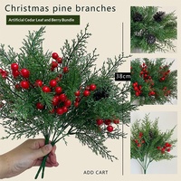 Décoration de Noël transfrontalière : Bouquet de branches artificielles de cèdre et de pin avec baies rouges en mousse plastique, 38 cm, pour intérieur/extérieur