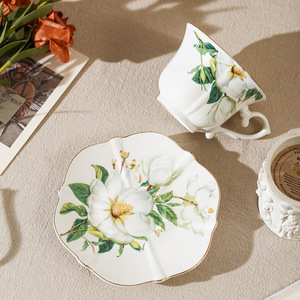 Vente en gros d'ensemble de tasses à expresso en céramique imprimée de fleurs vintage pour cafés ensemble de tasses à café et soucoupes avec bordure dorée - Product Image 4