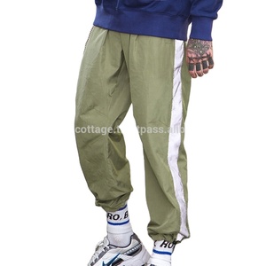 Rue de haute qualité mode hommes vêtements de sport poches latérales bandes réfléchissantes polyester lâche style conique en nylon vent pantalon de survêtement - Product Image 3