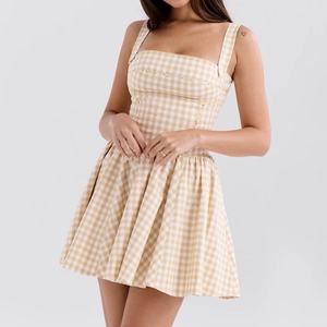 Vestido de verano a la moda para mujer, sin mangas, con cintura baja, corte acampanado, estilo halter y diseño a cuadros. - Product Image 5