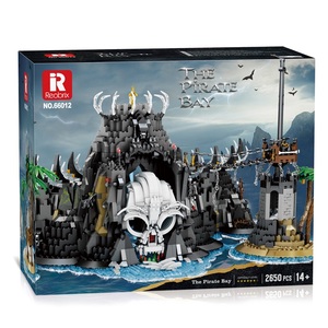 Reobrix 66012 The Pirate Bay 2650PCS Ensemble de blocs de construction modulaires <span class=keywords><strong>Île</strong></span> <span class=keywords><strong>des</strong></span> <span class=keywords><strong>pirates</strong></span> pour adultes - Château de crânes avec cascade - Product Image 3
