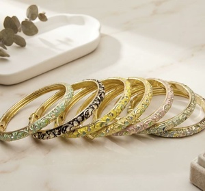 Pulsera de Aleación Chapada en Oro con Diseño Floral Retro y Diamantes Cloisonné para Mujer, Brazalete Hueco Pintado Estilo Antiguo, Económico y de Moda, Vintage - Product Image 1