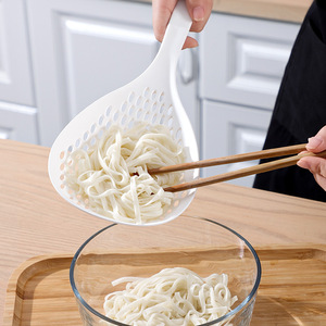 Cuillère passoire longue à manche pour nouilles et raviolis de style japonais, orange et blanche, pour égoutter les plats chauds (Hot Pot, Mala Tang) - Product Image 3