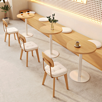 Cafetafel met gestoffeerde stoelen, eethoek voor koffiezaak, theehuis, commercieel restaurant