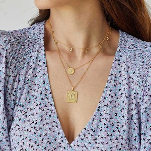 Collar con Colgante de Moneda con Rayos de Sol y Diamante Central Chapado en Oro, Joyería Gemnel en Oferta - Product Image 3